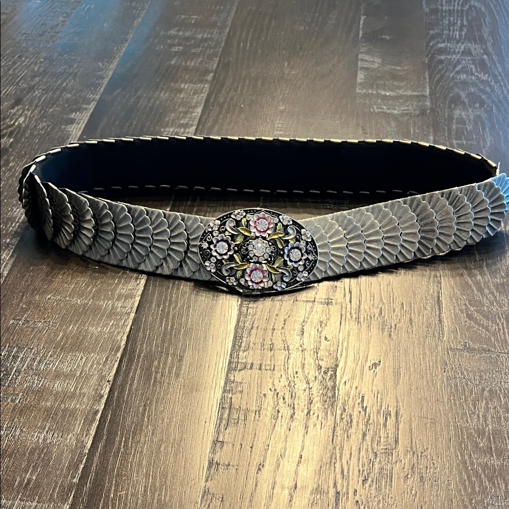 Elegant Stretch Silve/ Gray Belt with Ornate Buckle